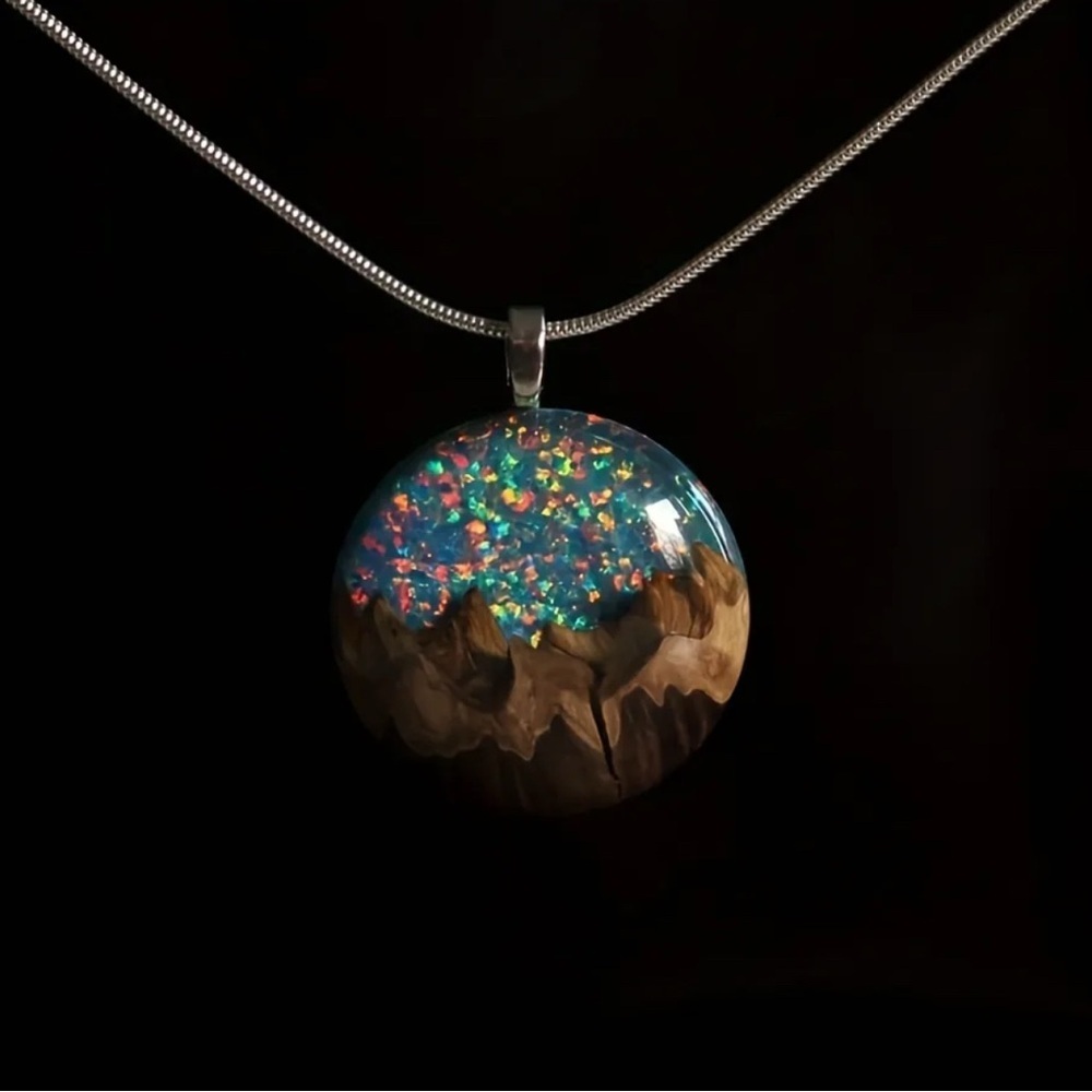 Elegant Blue and Brown Pendant Necklace